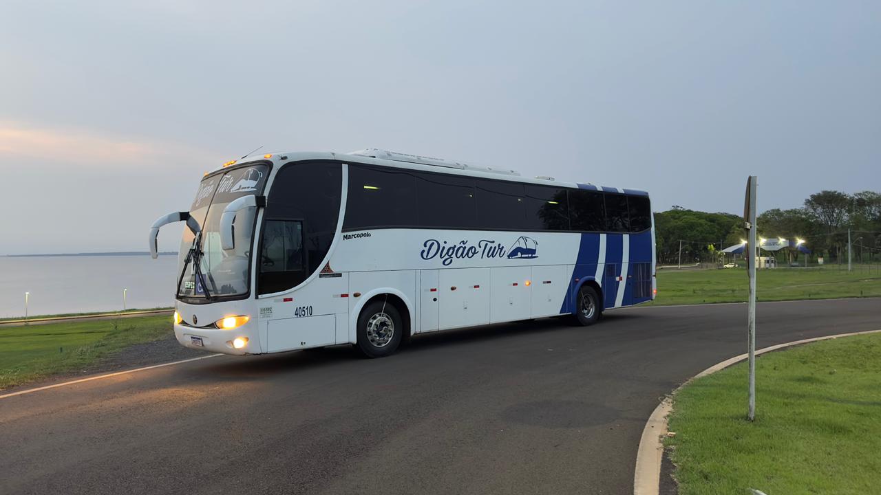 Ônibus de viagem na estrada