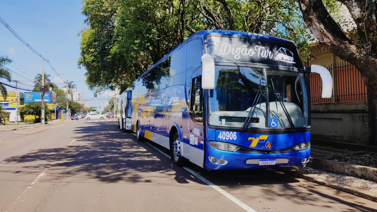 Ônibus moderno em uma rodovia