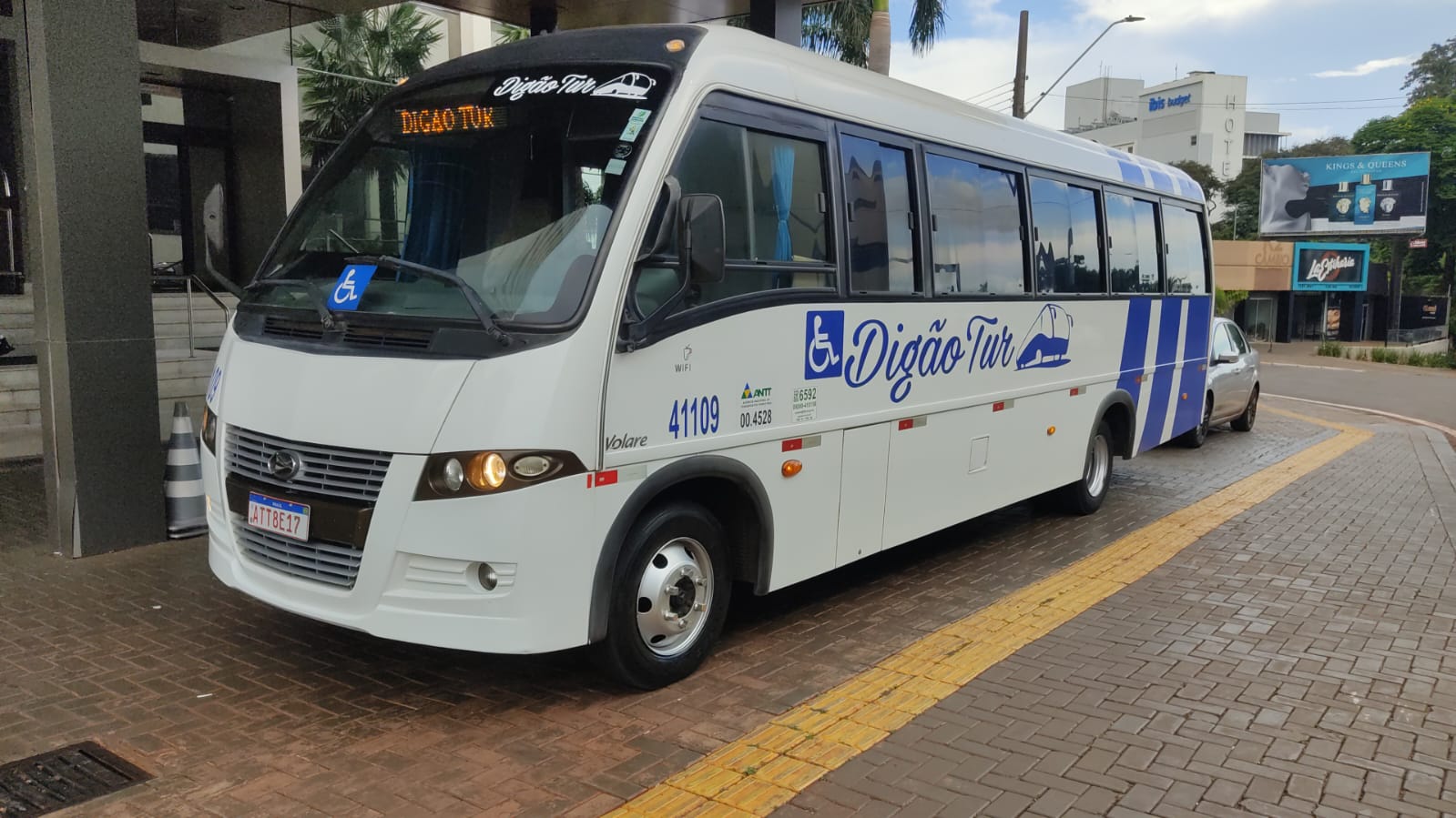 Interior de ônibus com poltronas confortáveis